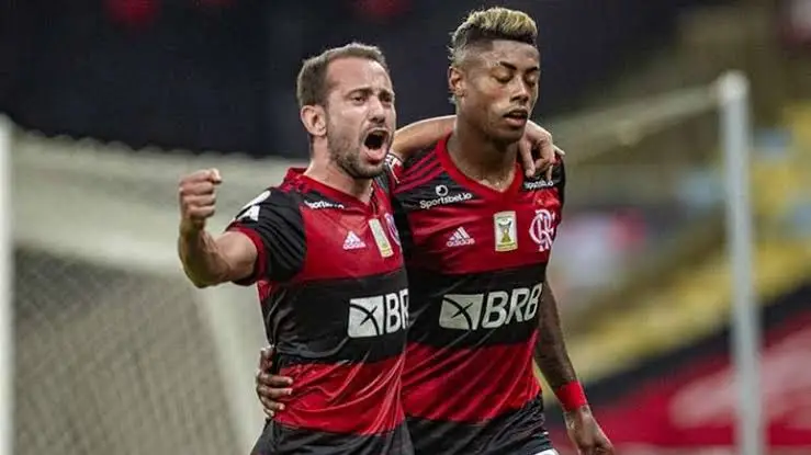 Bruno Henrique e Everton Ribeiro comemoram vitória juntos