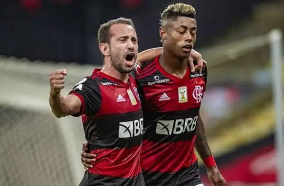 Bruno Henrique e Everton Ribeiro comemoram vitória juntos (Foto: Alexandre Vidal / Flamengo)