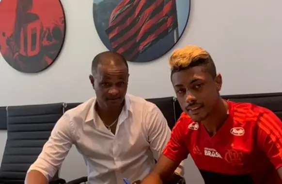 Bruno Henrique e seu empresário Denis Ricardo, quando assinaram o contrato com o Flamengo (Foto: Divulgação)