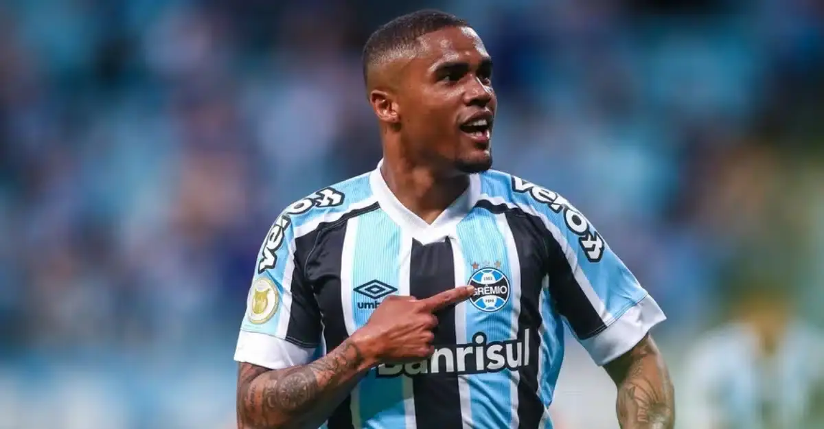 Douglas Costa voltou para o Brasil em 2021, para defender as cores do Grêmio