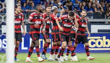 Elenco comemora gol de Ayrton Lucas sobre o Cruzeiro