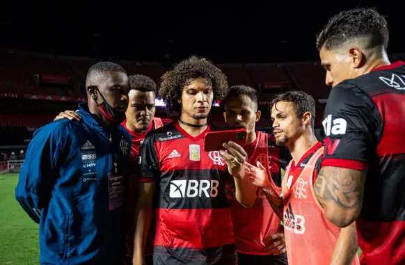 Em 2020, o elenco do Flamengo protagonizou a cena icônica ao assistir o jogo entre Internacional x Corinthians, que terminou empatado em 0 a 0, para comemorar o título (Foto: FlaResenha)