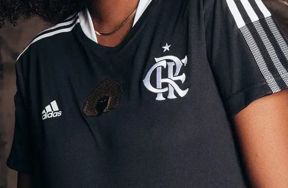 Em 2021, o clube lançou o uniforme nas cores alvinegras (Foto: Reprodução)