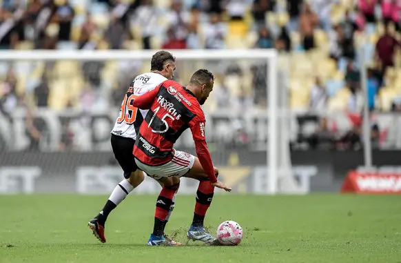 Fabrício Bruno e Vegetti se desentenderam durante um momento da partida, o que protagonizou cenas de rivalidade à flor da pele (Foto: Reprodução)