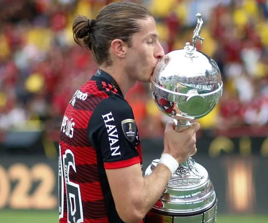 Filipe Luís chegou ao Flamengo em 2019, ano mágico, após um longo período jogando no velho Continente e desde então, empilhou taças no clube