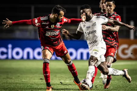 Léo Pereira é relacionado para jogo entre Flamengo e Santos