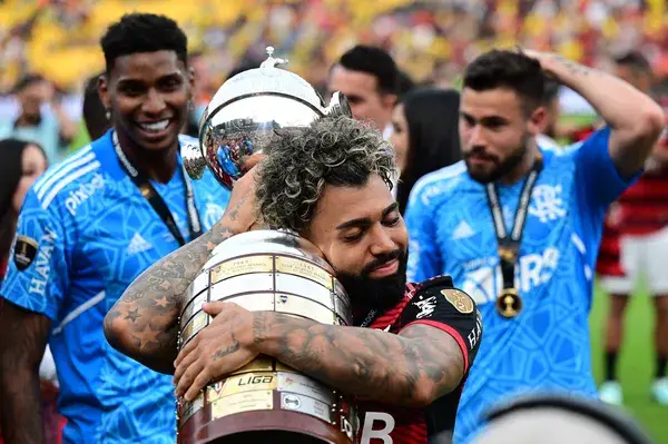 Gabigol abraça o troféu da Libertadores após Flamengo 1 x 0 Athletico-PR em 2022