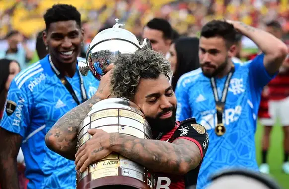 Gabigol abraça o troféu da Libertadores após Flamengo 1 x 0 Athletico-PR em 2022 (Foto: AFP)