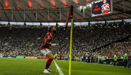 Gabigol comemora gol de Gerson, em vitória do Flamengo, no Maracanã