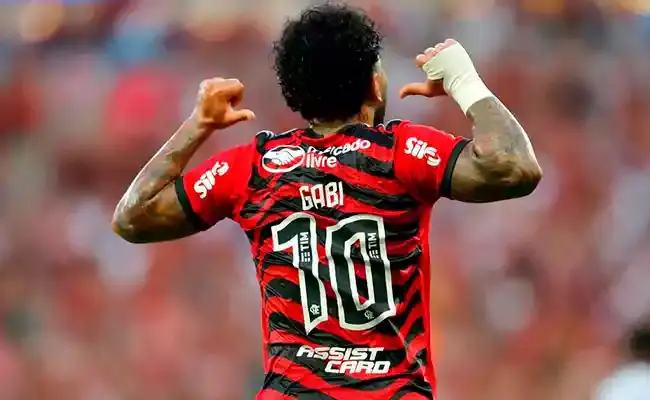Gabigol recebeu a lendária camisa 10 do Flamengo após aposentadoria de Diego Ribas, em 2022