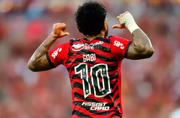 Gabigol recebeu a lendária camisa 10 do Flamengo após aposentadoria de Diego Ribas, em 2022 (Foto: Reprodução)