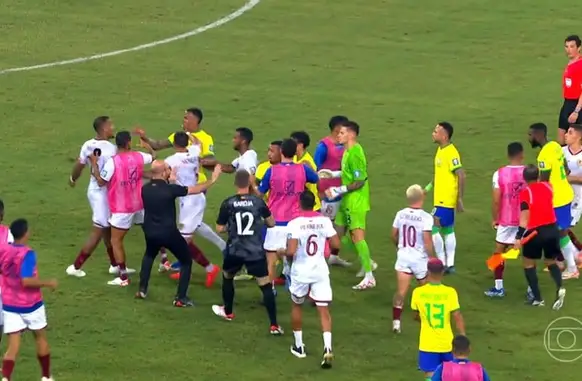 Gerson causou confusão no final da partida contra Venezuela (Foto: Reprodução/Globo)