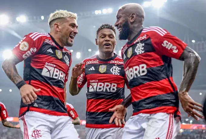 Gerson e Arrascaeta estão de volta ao Flamengo e devem ser opções para o Tite em sua estreia contra o Cruzeiro