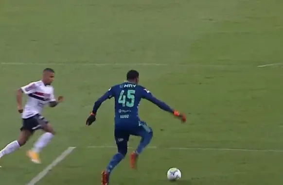 Hugo Souza falha contra o São Paulo e o Flamengo foi eliminado de forma vexatória na Copa do Brasil 2020 (Foto: Reprodução)