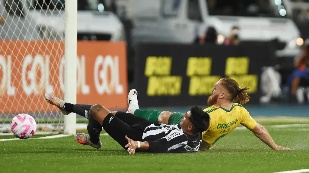 Isidro Pitta vence duelo contra Di Plácido e marca o gol do Cuiabá sobre o Botafogo