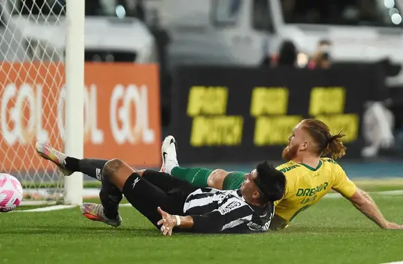 Isidro Pitta vence duelo contra Di Plácido e marca o gol do Cuiabá sobre o Botafogo (Foto: Reprodução/Twitter Brasileirao/Alexandre Durao/ZIMEL PRESS)