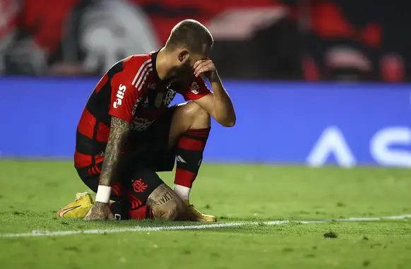 Léo Pereira está pendurado para a partida contra o Corinthians e pode desfalcar o Flamengo num possível estrear de Tite a frente da equipe (Foto: Reprodução)