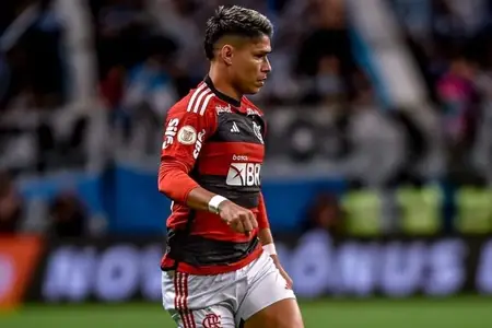 Léo Pereira é relacionado para jogo entre Flamengo e Santos