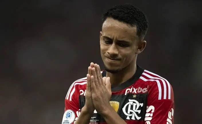 Matheus Gonçalves, de apenas 18 anos, realizou 16 partidas como jogador profissional pelo Flamengo e marcou dois gols. O jovem atleta é considerado uma grande promessa da base e terá mais chances de atuar pelo clube que o revelou a partir da temporada de 2024