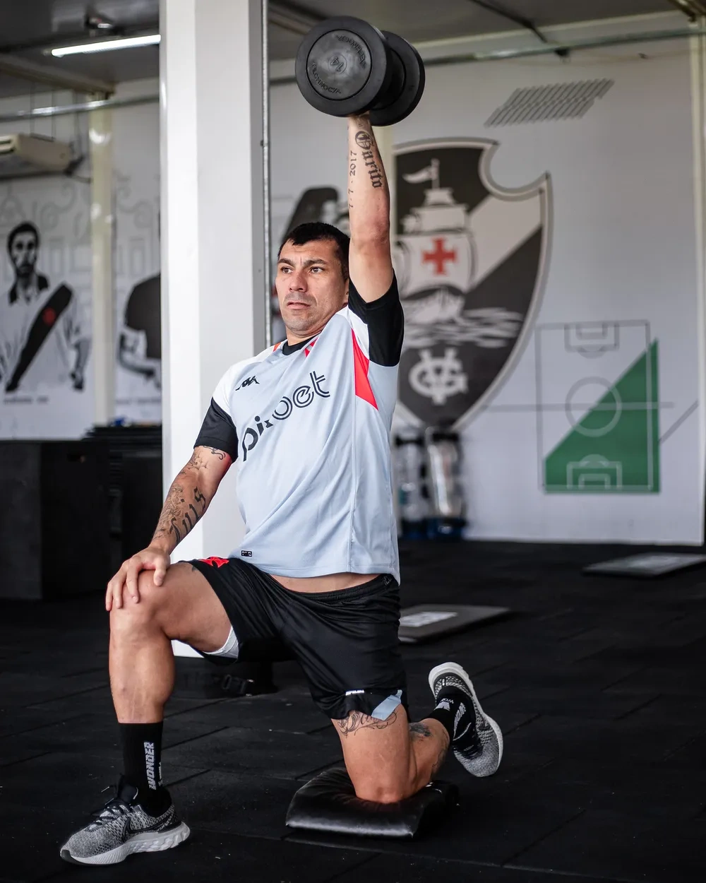 Medel retornou da seleção chilena e está à disposição no Vasco