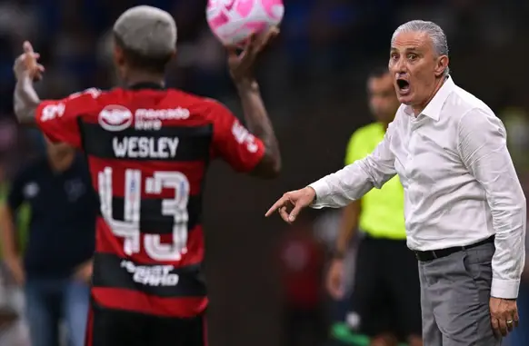 O lateral-direito ganhou um espaço na equipe principal após uma sequência de lesões de Matheuzinho e Varela (Foto: Reprodução)