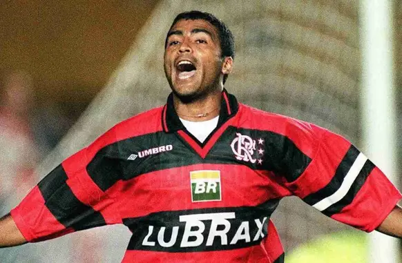 Romário atuou pelo Flamengo entre os anos de 1995 e 1998, e foi considerada a maior contratação do futebol brasileiro na época. (Foto: Reprodução)