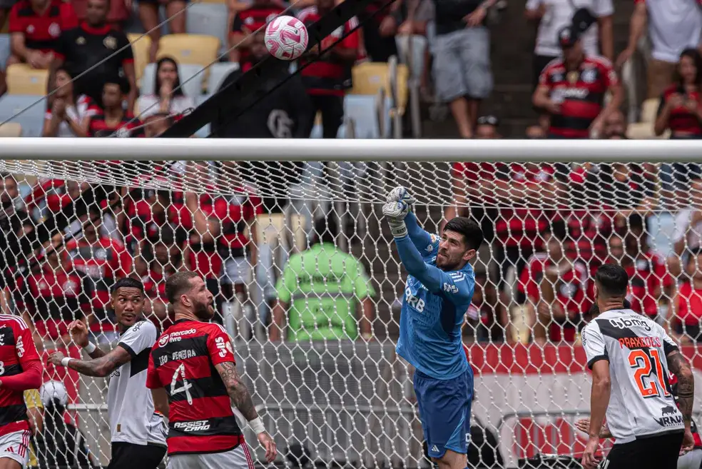 Rossi foi um dos pilares da vitória do Flamengo no clássico contra o Vasco