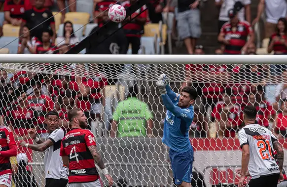 Rossi foi um dos pilares da vitória do Flamengo no clássico contra o Vasco (Foto: Gavea News)