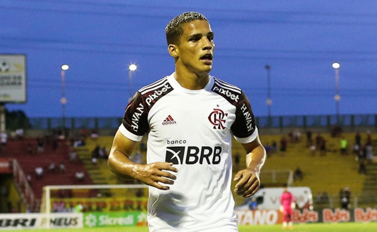 Thiaguinho foi contratado pelo Flamengo em 2020 para atuar na base, após boa temporada pelo Naútico, de Pernambuco. Após altos e baixos defendendo o clube carioca, o jovem atleta foi emprestado ao Sampaio Corrêa, do Maranhão e também retornará ao Flamengo em 2024