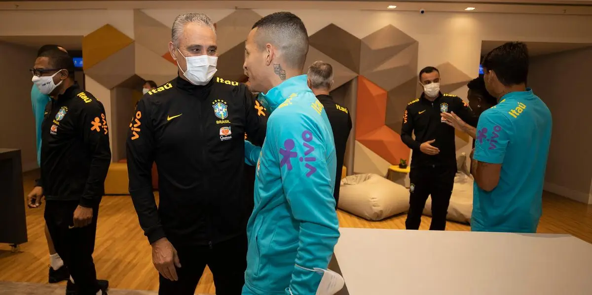 Tite e Guilherme Arana em negociações sobre a Copa do Mundo no Qatar