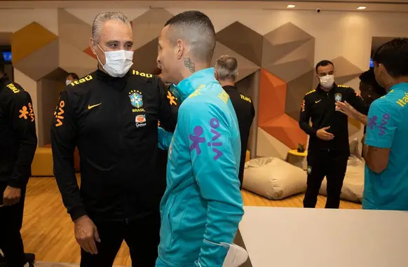 Tite e Guilherme Arana em negociações sobre a Copa do Mundo no Qatar (Foto: Lucas Figueiredo / CBF)