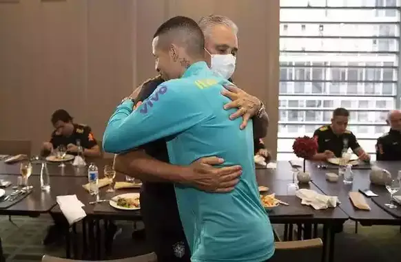 Tite e Guilherme Arana se abraçam na concentração da Seleção Brasileira (Foto: Lucas Figueiredo/CBF)