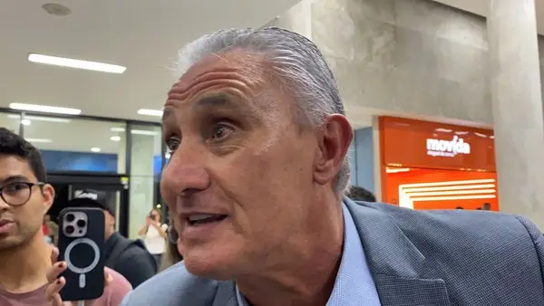 Tite falou com a imprensa em desembarque, no Rio