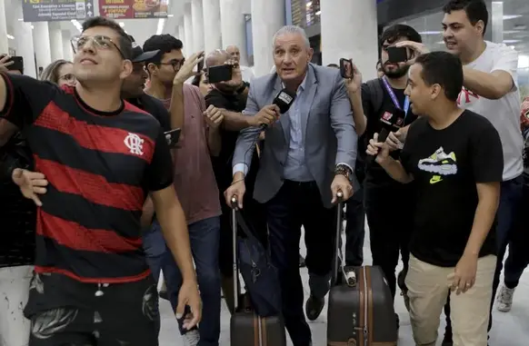 Tite foi recebido por muitos jornalistas e torcedores do Flamengo quando chegou ao Rio de Janeiro, no final do mês de setembro (Foto: Reprodução)