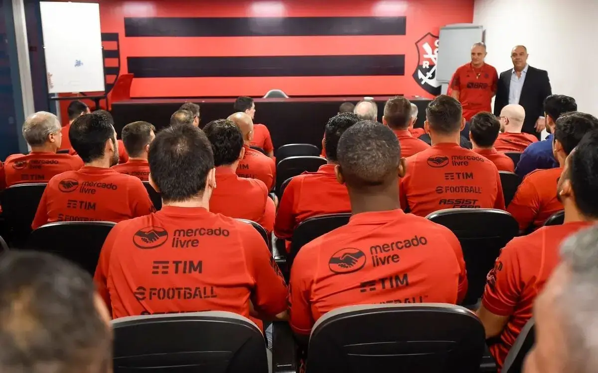 Tite tem reunião com funcionários do Flamengo para conhece-los