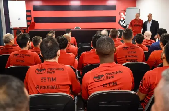 Tite tem reunião com funcionários do Flamengo para conhece-los (Foto: Flamengo)