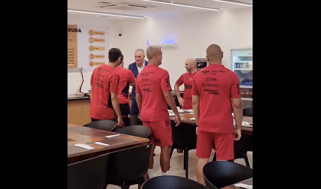 Tive faz tour pelas dependências do CT do Flamengo e cumprimenta jogadores e funcionários