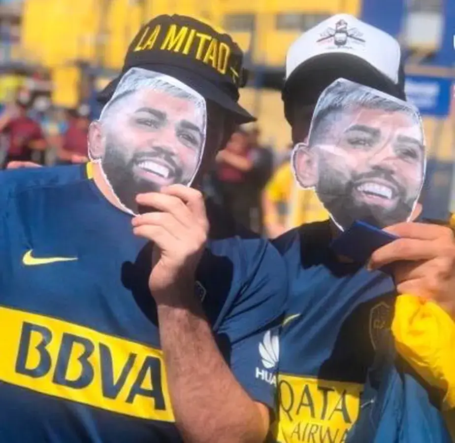 Torcedores do Boca Juniors usam máscara do Gabigol para "zoar" o rival River Plate