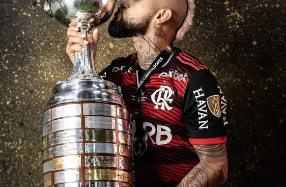 Vidal posta lembrança de vitória na Libertadores, onde foi campeão pelo Flamengo em 2022 (Foto: Reprodução / Instagram)