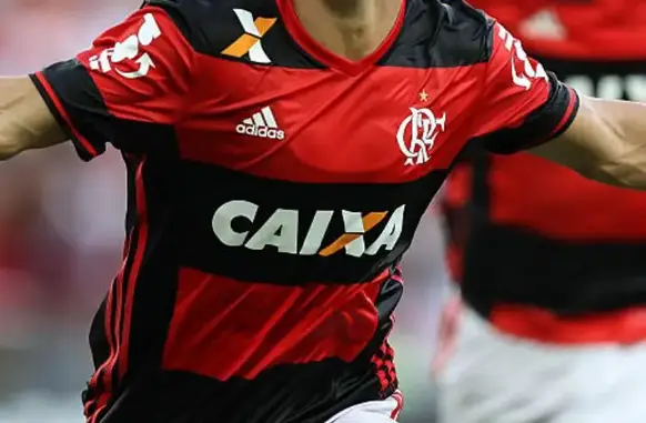 A Caixa Econômica Federal já estampou o manto do Flamengo como patrocínio master, encerrando a parceria em 2019 (Foto: Reprodução)
