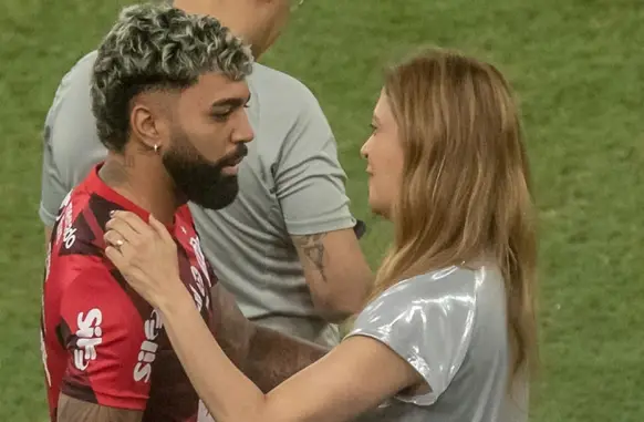 A mandatária também foi fotografada conversando com o atacante Gabigol (Foto: Reprodução)