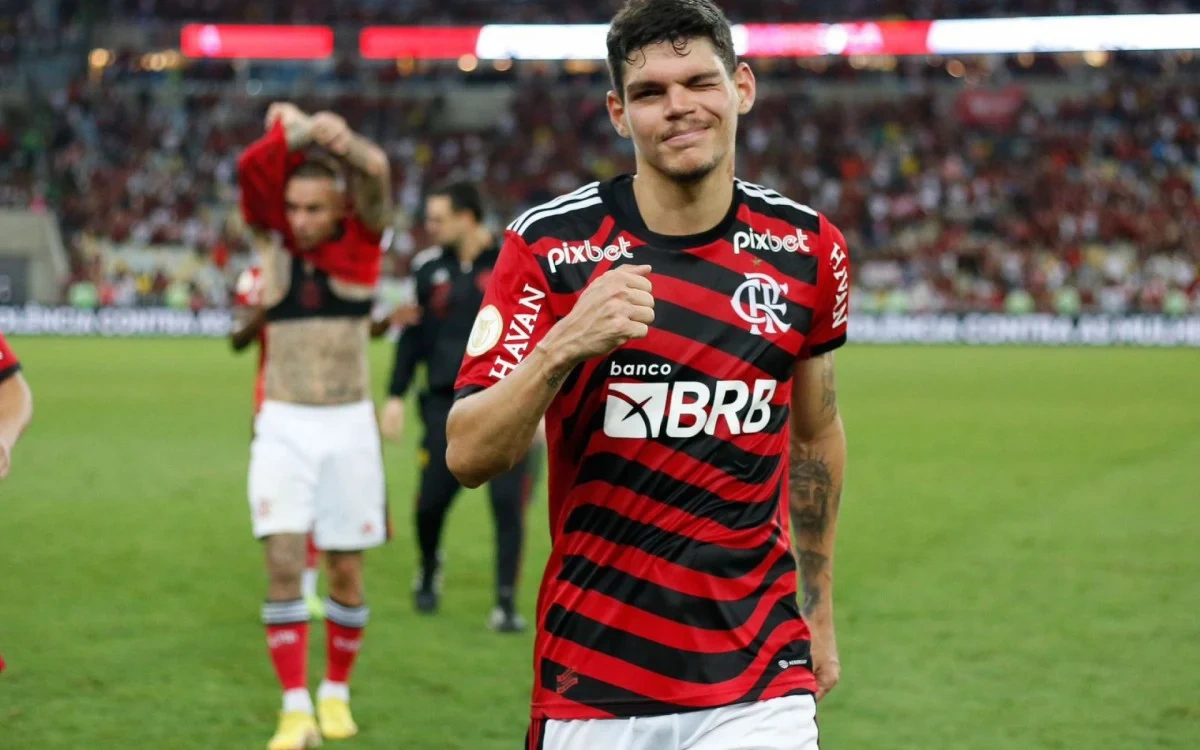 Ayrton Lucas chegou ao Flamengo em 2022 e vem sendo um dos principais nomes do clube