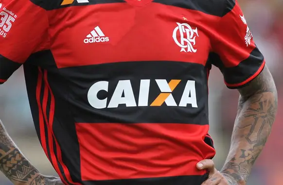 Caixa Econômica patrocinou o Flamengo por um período de 10 anos, com o último contrato encerrado em 2018 (Foto: Reprodução)