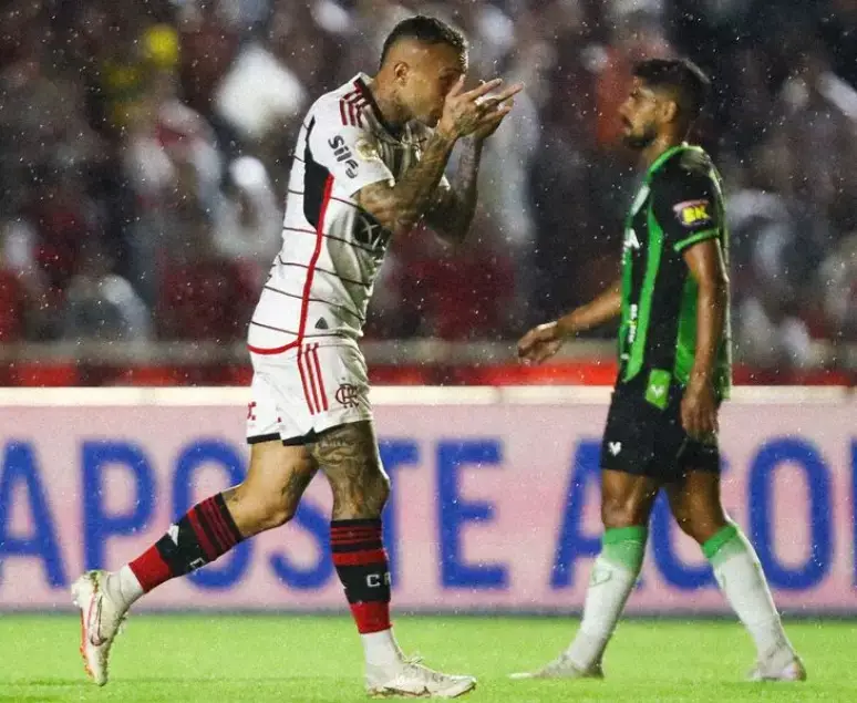 Cebolinha celebrando o gol que marcou, abrindo o placar para o Flamengo