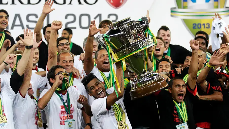 Flamengo campeão da Copa do Brasil 2013, com gols de Elias e Hernane aos 40' do segundo tempo, com muito emoção e sofrimento, assim como aprendeu a Nação Rubro-Negra