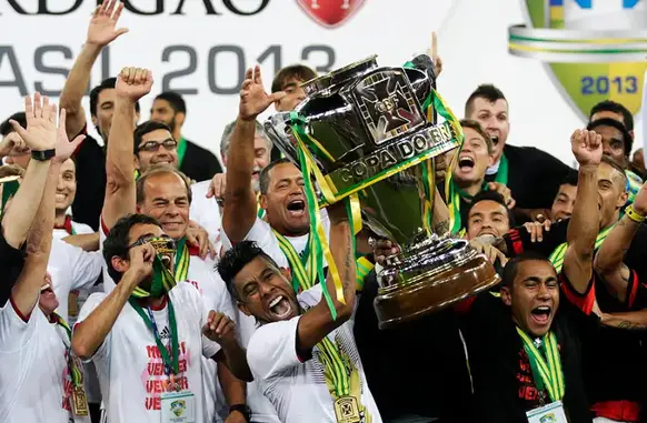 Flamengo campeão da Copa do Brasil 2013, com gols de Elias e Hernane aos 40' do segundo tempo, com muito emoção e sofrimento, assim como aprendeu a Nação Rubro-Negra (Foto: Reprodução)