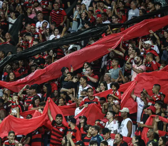 Flamengo e Bragantino se enfrentem pela 30ª rodada. Apenas dois pontos separam as equipes na tabela