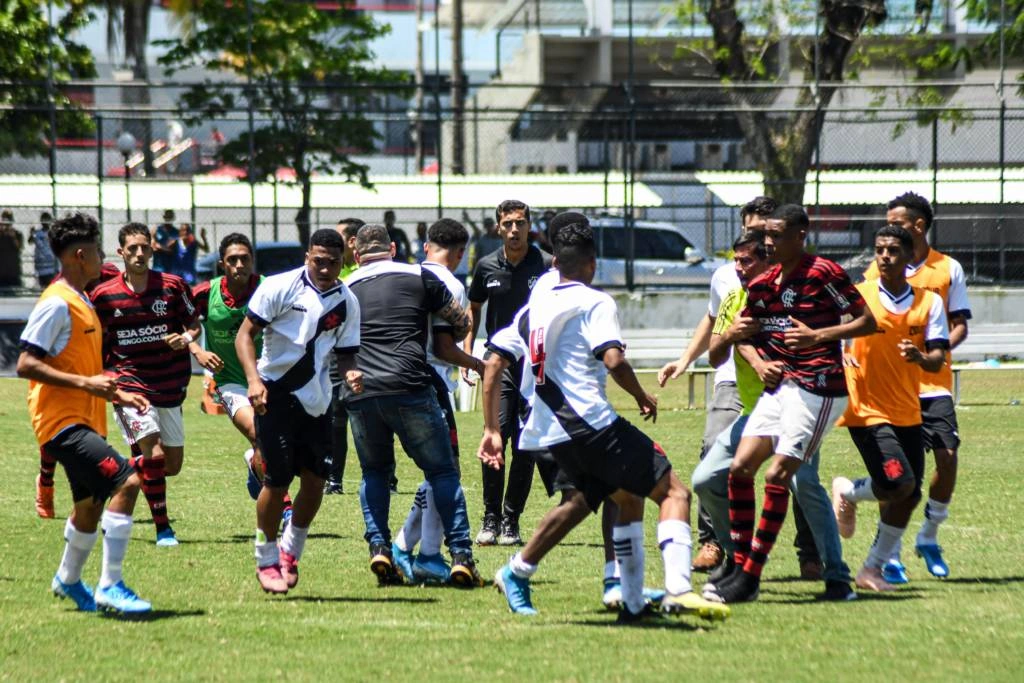 Flamengo e Vasco termina em pancadaria no Carioca sub-17