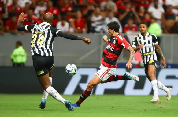 Flamengo não consegue vencer o Santos e fica ainda mais longe de seu principal objetivo, que é a vaga para a Libertadores 2024 (Foto: Reprodução)