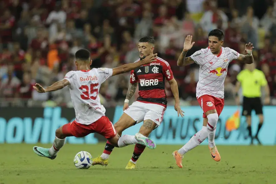 Flamengo vence Bragantino por 1 a 0 com golaço de Arrascaeta